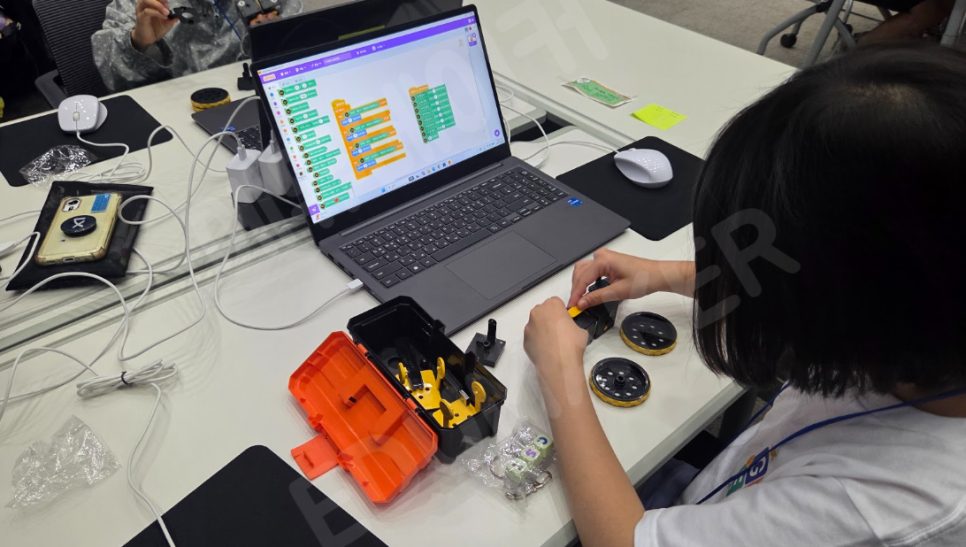 AI 탐험대 : 상상하고, 만들고, 움직여라! 수업 현장 사진 3